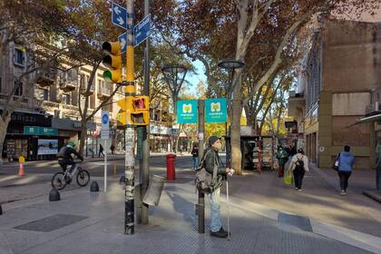 Enrique, un mendocino que padece ceguera, ofrece productos de higiene y de librería a cambio de una colaboración en pleno microcentro. "Necesito salir a trabajar para comer; no hago fiestas clandestinas. Me cuido todo el tiempo", expresó a LA NACION.