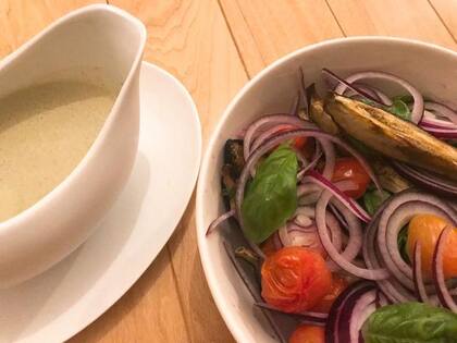 Ensalada de berenjenas asadas y su vinagreta de yogur.