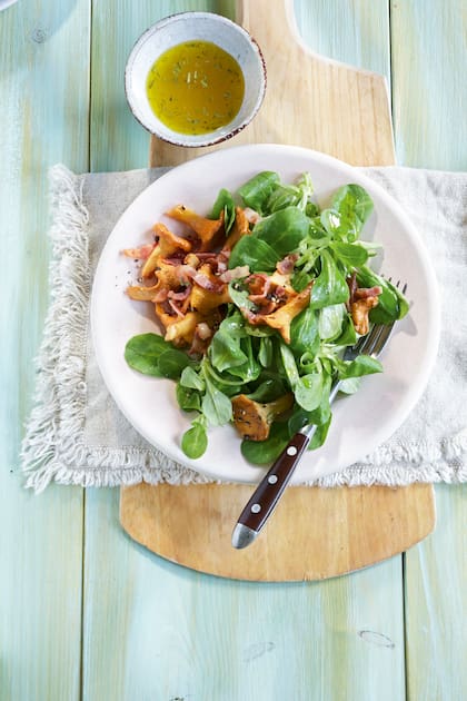 Ensalada de berro con hongos y panceta