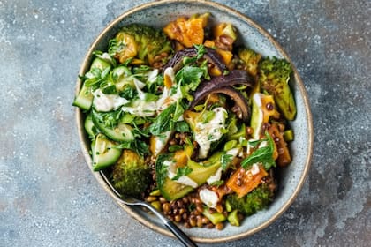 Ensalada de brócoli y lentejas con boniato y semillas