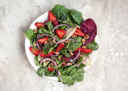 Ensalada de frutillas y hojas verdes, una combinación que sorprende