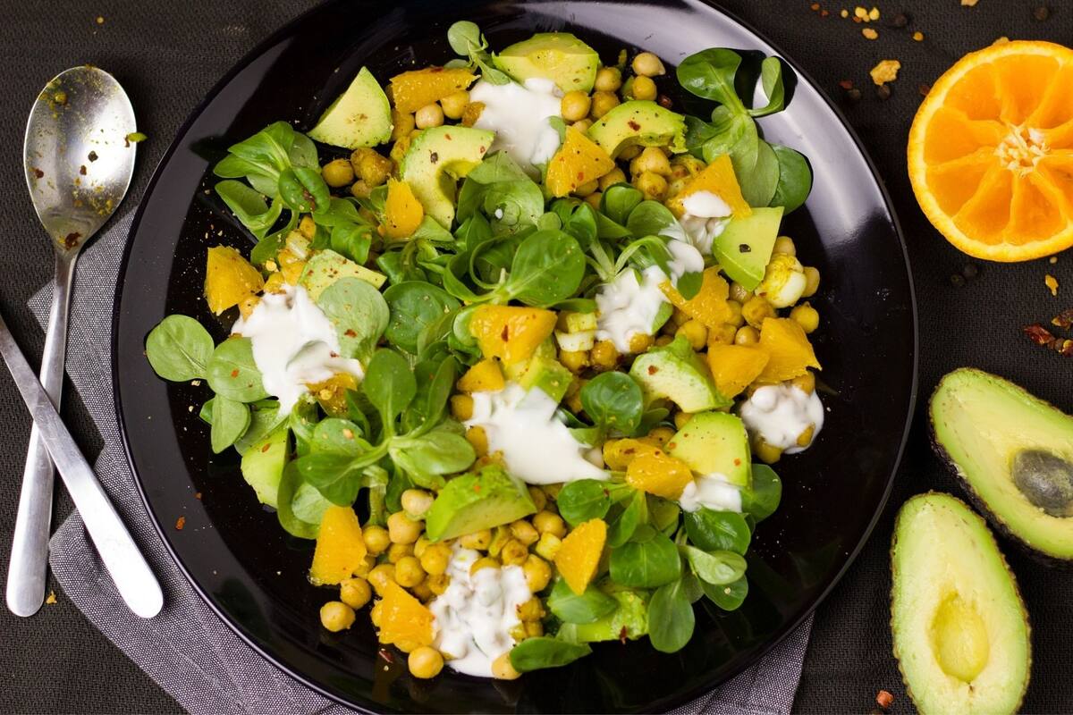 Ensalada de garbanzos, naranjas, palta y curry
