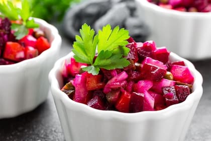 Ensalada de remolacha, manzana y arenque.