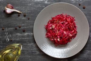 Ensalada de remolachas ralladas y repollo en juliana