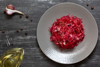 Ensalada de remolachas ralladas y repollo en juliana