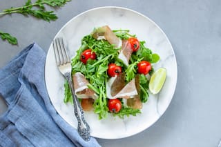 Ensalada de tomate, aceitunas negras y jamón ibérico crocante