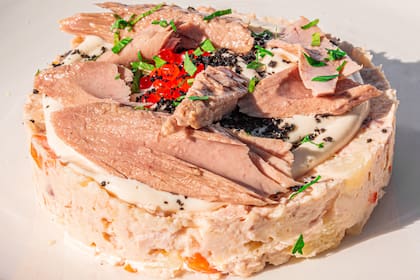 Ensalada rusa con atún para las mesas de Navidad, Año nuevo y para todo el verano