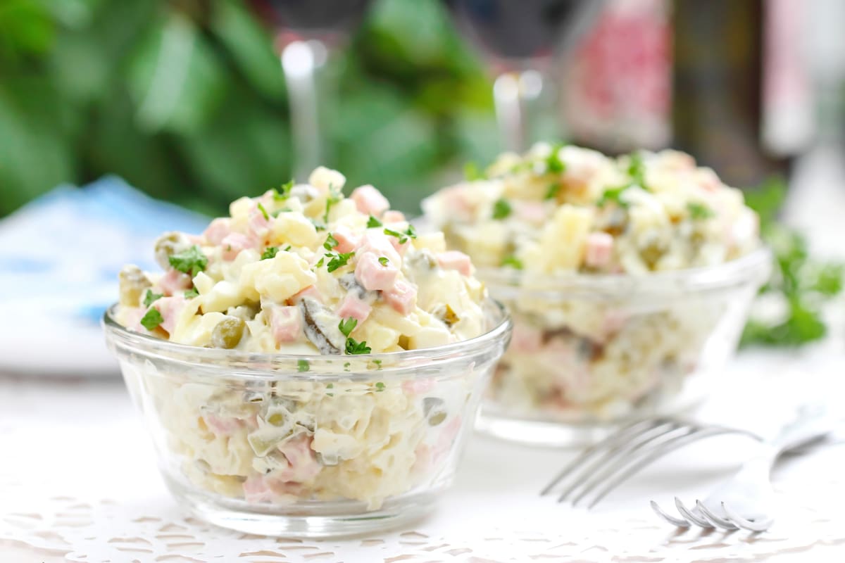 Ensalada rusa fácil con mayonesa y en potes individuales.