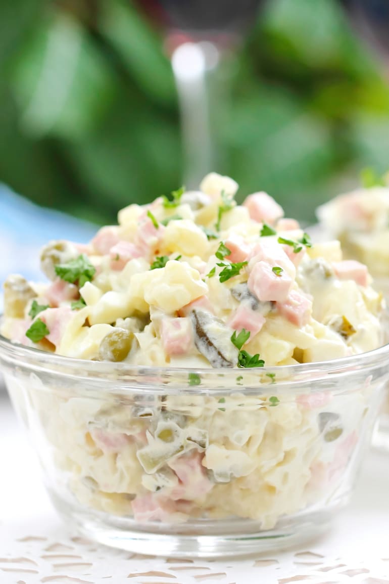 Ensalada rusa fácil con mayonesa y en potes individuales.
