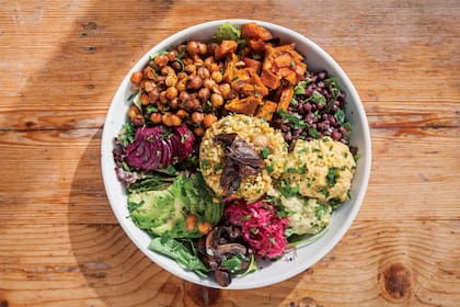 Ensalada superproteica: hongos shitake, hummus de calabaza, porotos aduki, albahaca, calabazas asadas, garbanzos crujientes, remolachas, rúcula y palta.