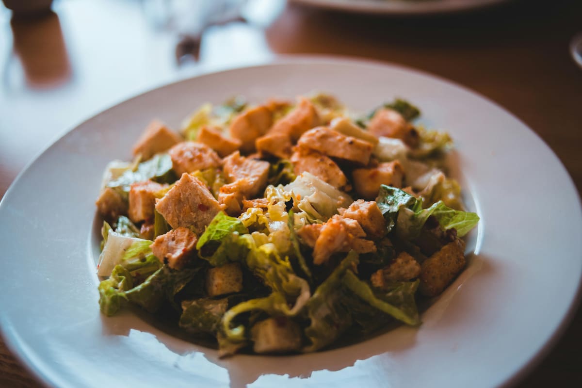 Ensalada tibia de fideos y pollo ideal para un almuerzo exprés