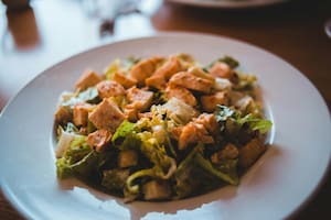 Ensalada tibia de fideos y pollo ideal para un almuerzo exprés