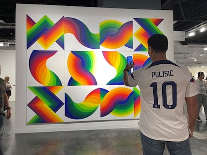 Ensamble de colores. Etapa N°1 (2022), instalación de Julio Le Parc exhibida en Art Basel por Nara Roesler