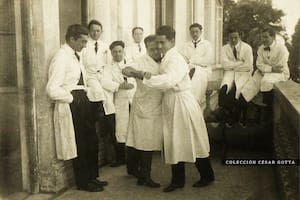 Ensayando para los bailes. Probablemente, en el Hospital de Clínicas.