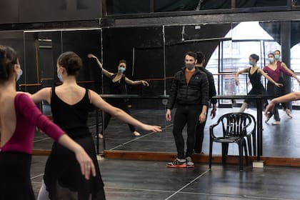 Ensayo de la compañía Buenos Aires Ballet, que prepara "Sinfonía para un nuevo mundo", de Emanuel Abruzzo