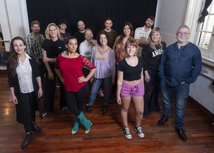 Parte del elenco de las Primeras damas del musical que se presentará este martes, en el teatro Ópera