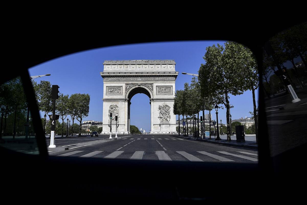 Ensayo fotográfico de varias imágenes tomadas por el fotógrafo Christophe Archambault a través de la ventanilla de un taxi que muestra los monumentos desiertos de París