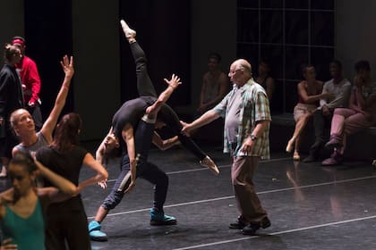 El coreógrafo Mauricio Wainrot vuelve al Ballet del Sodre con "Un tranvía llamado deseo"