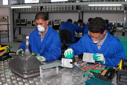 Enseñarle a jóvenes que han abandonado sus estudios a arreglar computadoras puede cambiarles la vida. Se trata de un programa educativo de la ONG marroquí Al Jisr, que permite reciclar hasta 200 toneladas de residuos electrónicos y equipar escuelas públicas con ordenadores.