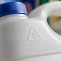 Qué significan los triángulos en los envases plásticos y por qué es importante saberlo