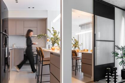 Entendiendo que la cocina original no seguía la propuesta del living, la decoradora apostó por los detalles: sillas de madera de Estudio T y una lámpara 'Puma', de Imdi.
