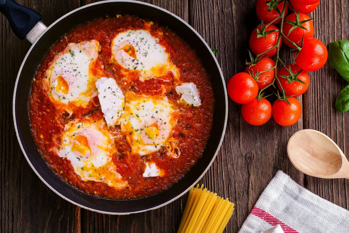 Enterate cómo preparar huevos al plato en 10 minutos y sin gastar nada de dinero