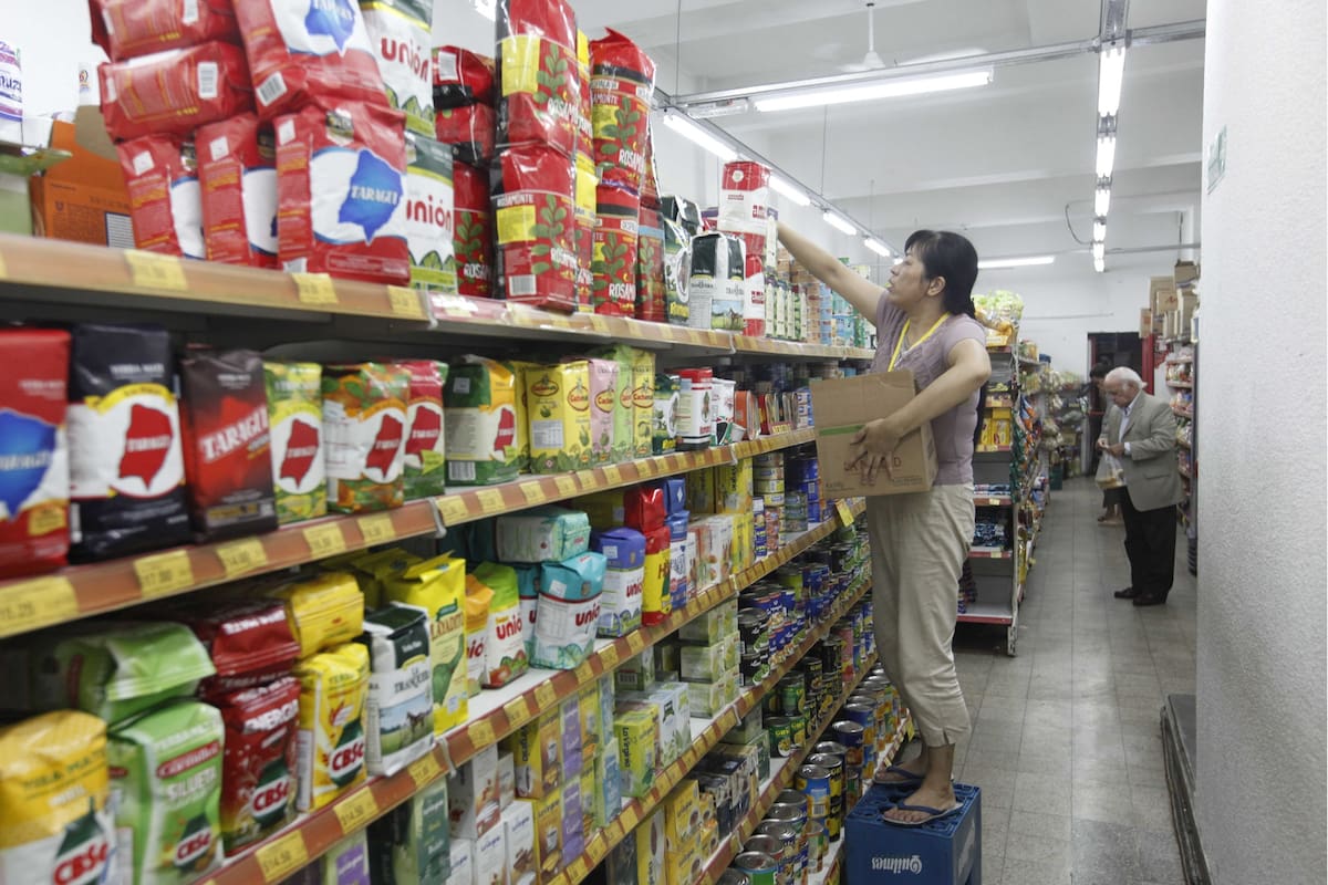 Entidades de almacenes y autoservicios señalan que sus proveedores les entregan mercadería con subas que superan el efecto del regreso del IVA; proponen un programa específico