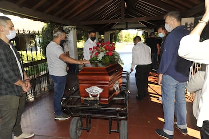 Entierro de Enrique Pinti en el cementerio privado Memorial, de Pilar