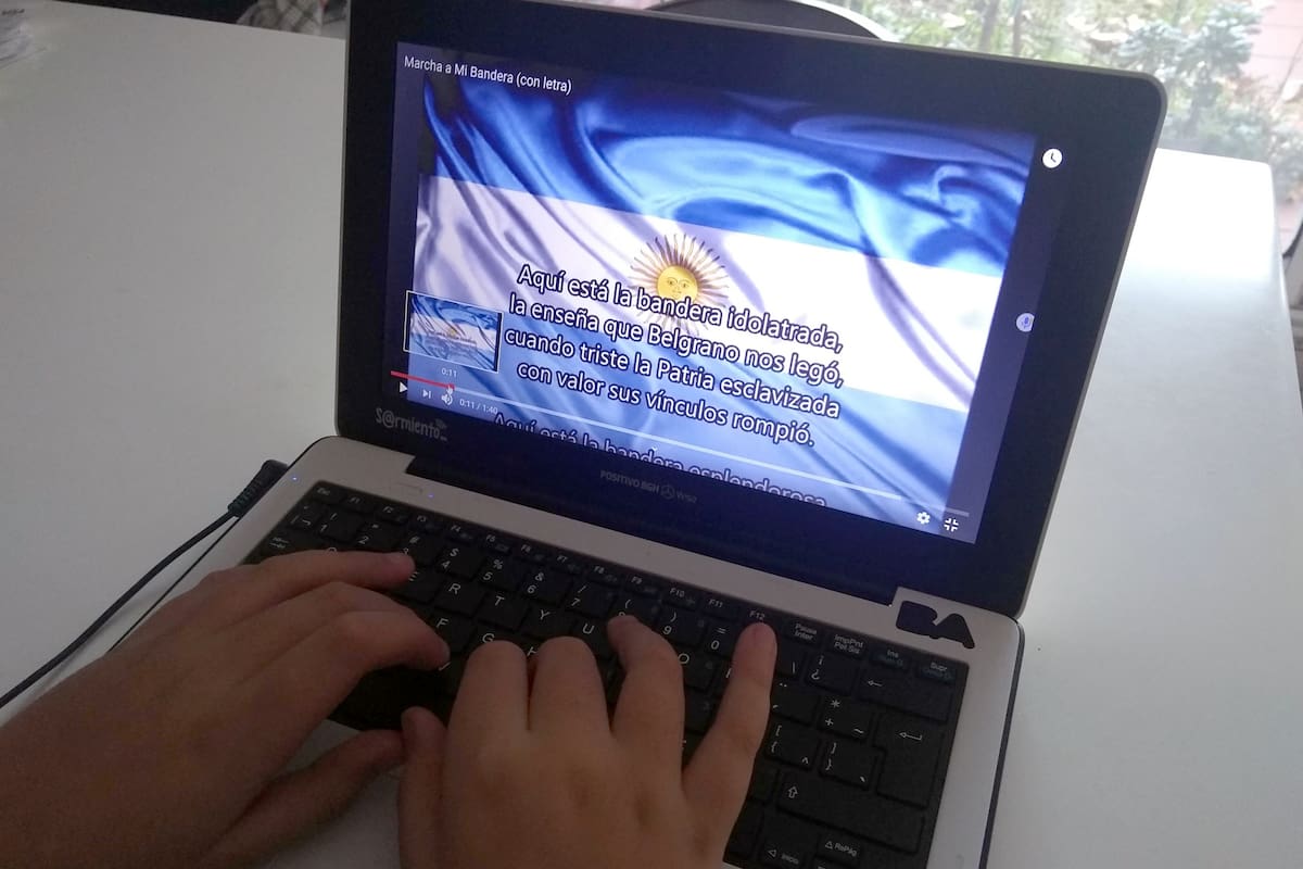 Entonación de himnos a distancia y juras virtuales vía Zoom, hechos destacados de un Día de la Bandera diferente