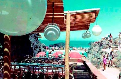 Entra las rocas también construyeron un bar que daba directo a la pileta y al mar