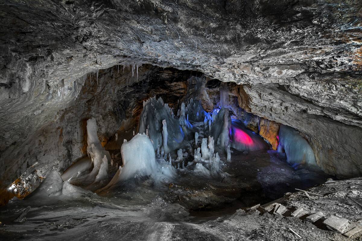 Entrada a la cueva de Scarisoara (Rumanía). Toda la oquedad permanece congelada desde hace miles de años