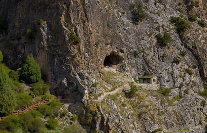 Entrada a la cueva kárstica de Baishiya, en China, donde se hallaron los restos fósiles