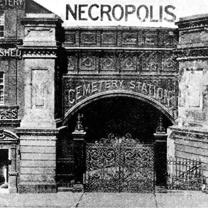 Entrada a la estación para viajar a la necrópolis