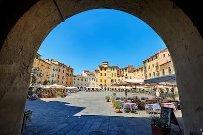 Entrada a la piazza dell´ anfiteatro de Lucca. Situada junto al río Serchio, es una de las ciudades más desconocidas pero más bellas de la Toscana.