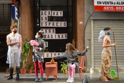Entrada a Sala de Máquinas, cuyos gestos ahora idearon el ciclo Ciudad Escena, intervenciones sensibles en el espacio público, que tiene como uno de sus antecedentes la serie de acciones que se realizaron en las puertas de algunos teatros porteños el año pasado