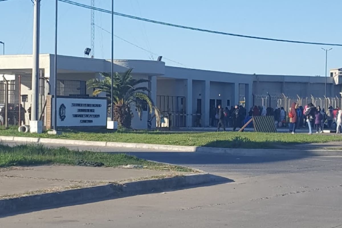 Entrada al público de la Unidad 21, de Campana