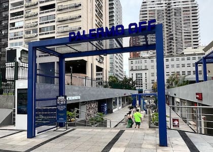 Entrada de Palermo Off, a una cuadra de avenida Santa Fe y Coronel Diaz