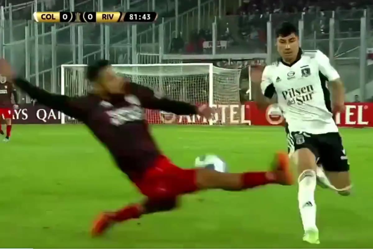 Entrada de Paulo Díaz a Alexander Oroz en Colo Colo-River