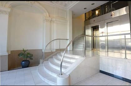Entrada del edificio en avenida Rivadavia y Paraná, con un mix de lo tradicional y lo moderno adaptado a la arquitectura original