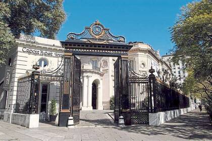 Fachada del MNAD, que actualmente aloja la exitosa muestra de Gaspar Libedinsky