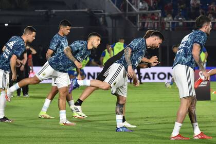 Entrada en calor del plantel argentino en el campo de juego del estadio Defensores del Chaco