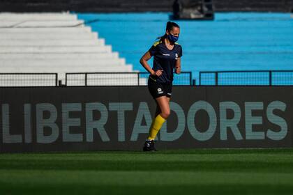 Entrada en calor en Avellaneda: Mariana de Almeida, durante la preparación para uno de los partidos de la Libertadores
