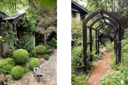 Entrada en la casa a través de una pérgola de madera que conduce al fondo del jardín. A la izquierda, buxus podados en forma de esferas entre la granza.
