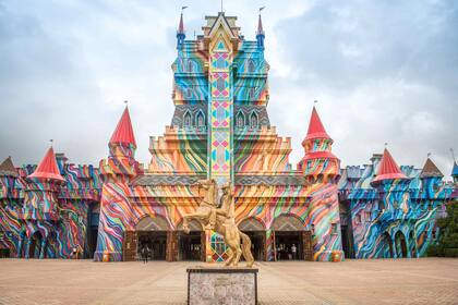Entrada principal de Beto Carrero World, con el propio beto dando la bienvenida, personaje que impone su impronta en muchos juegos y atracciones que comienzan ni bien se atraviesa el portal.