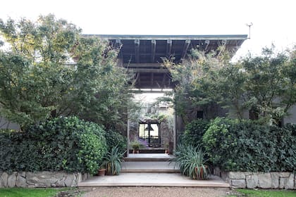 Entrada principal de la casa. Se ingresa a un patio central con olivos adonde miran todas las habitaciones de la casa.
