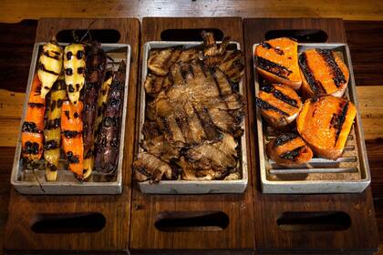 Entraña con chimichurri de merkén y guarnición de zanahoria.