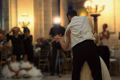 Entraron a su fiesta bailando salsa