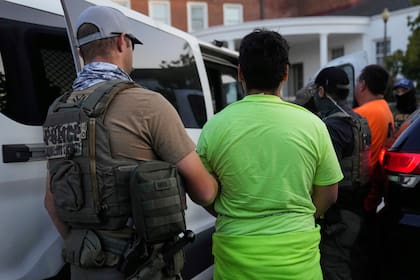 Entre 200 y 300 agentes del Servicio de Inmigración y Control de Aduanas de Estados Unidos regresan a Chicago