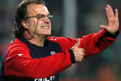 Entre 2007 y 2011 condujo a la selección de Chile, y además de devolverla a un Mundial -Sudáfrica 2010- abrió una revolución que poco después desembocaría en títulos y reconocimientos para la generación de Vidal, Medel y Alexis Sánchez