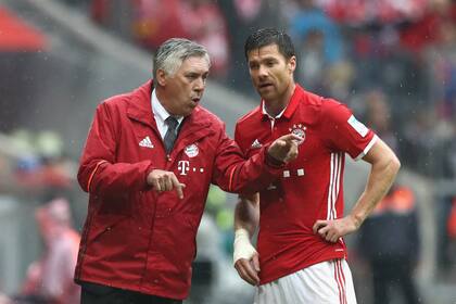 Entre 2016 y 2018, Carlo Ancelotti dirigió a Xabi Alonso en Bayern Munich; por entonces, el italiano ya vislumbraba al español como un futuro gran entrenador